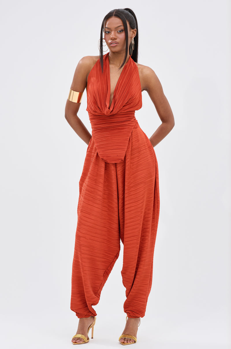 MAYAH COWL NECK PLISS SLEEVELESS TOP IN RED